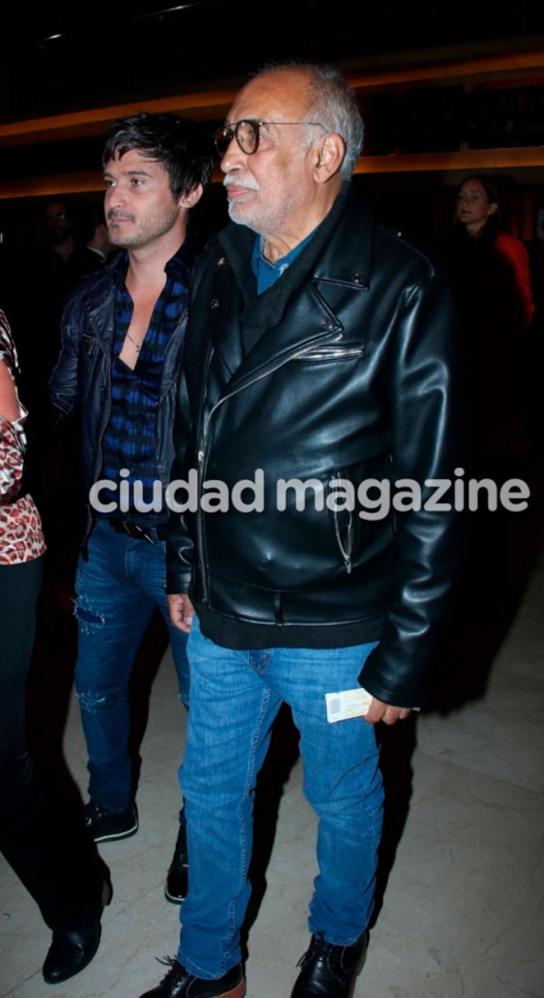 Oscar González Oro disfrutó del show de Cacho Castaña junto a su nuevo novio, a un mes de blanquear el romance 