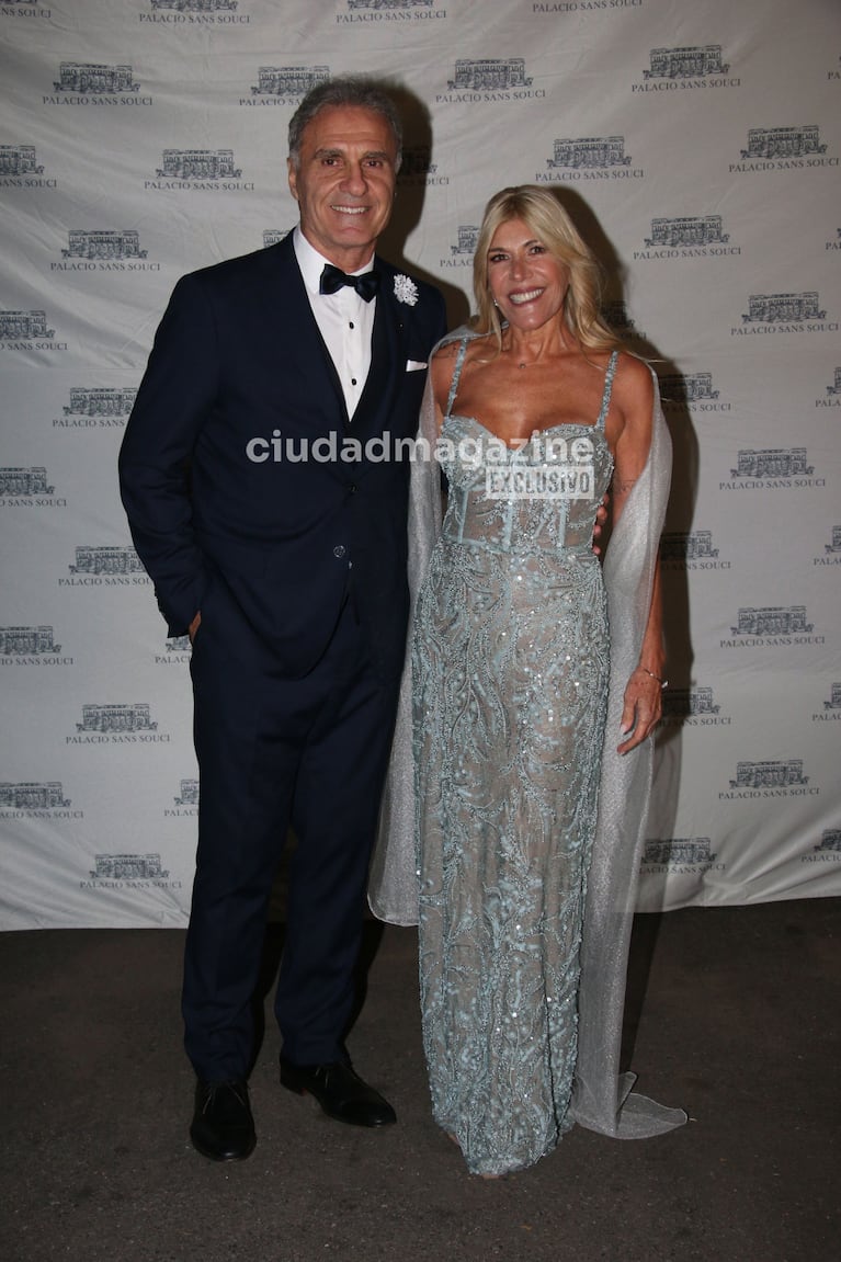 Oscar Ruggeri y Nancy Otero en la boda de su hija Cande y Nico Maccari (Fotos: Movilpress).