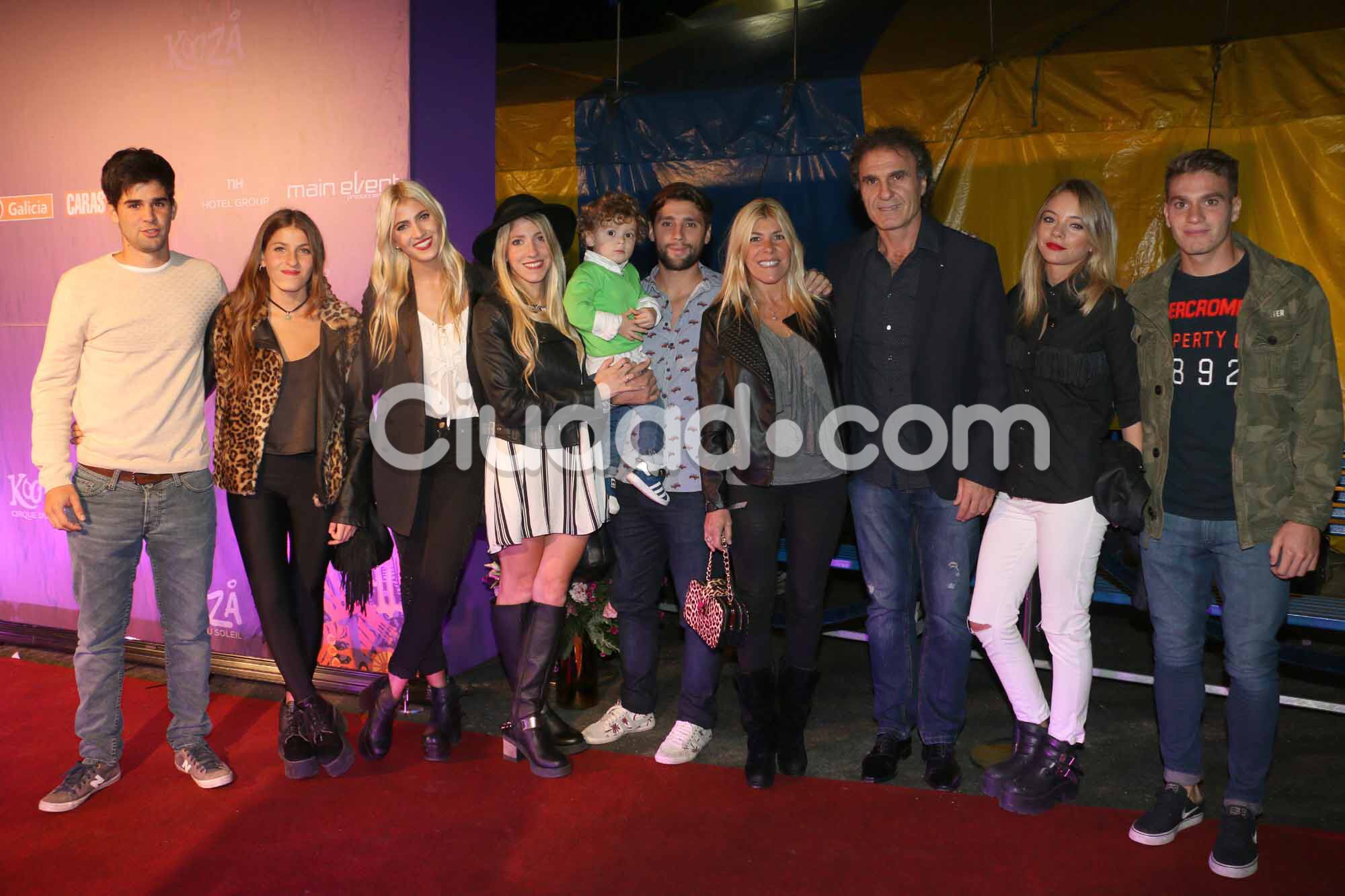 Oscar Ruggeri y una salida grupal en familia (Fotos: Movilpress).  