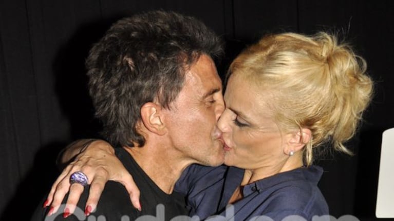 Osvaldo Laport y Viviana Sáez, felices en el estreno de Las novias de Travolta (Foto: Jennifer Rubio).