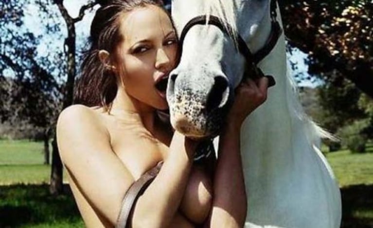 Otra foto de la secuencia de Angelina Jolie que fuera subastada en 45 mil dólares. (Foto: Web)