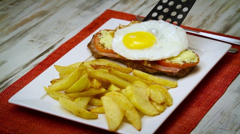 Otra opción: milanesas a la napolitana a caballo. Foto: Cucinare.TV
