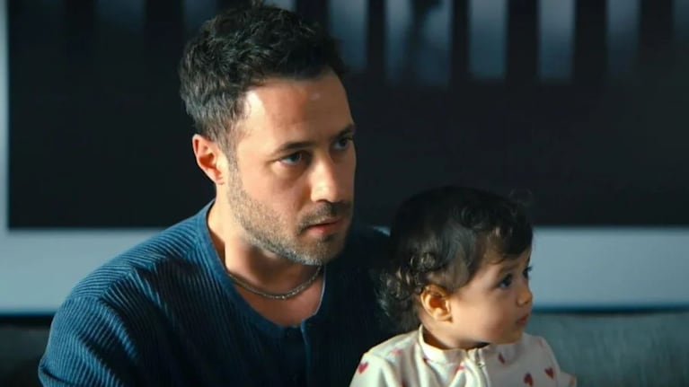 Ozan Dolunay como İlker, junto a su beba, en la serie turca que arrasa en Netflix.