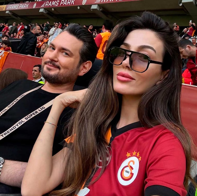 Özge Atalay en el estadio del Galatasaray (Foto: Instagram ozgeislife)