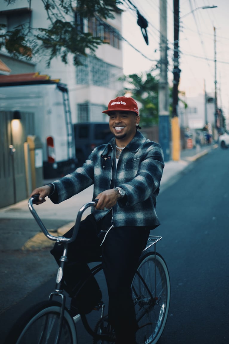 Ozuna presenta “Una Aventura”, su nuevo sencillo de reguetón que retoma el sonido de sus inicios