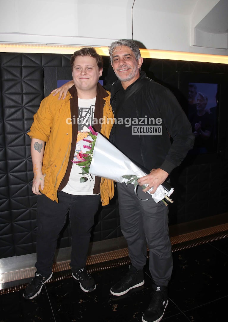 Pablo Echarri y Luca Martin en el teatro (Foto: Movilpress).
