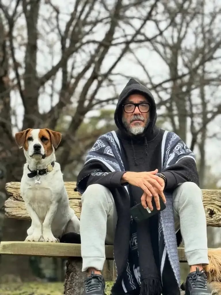 Pablo Granados junto a uno de sus perros rescatados, en un rincón del predio rodeado de árboles.
Fuente: Instagram