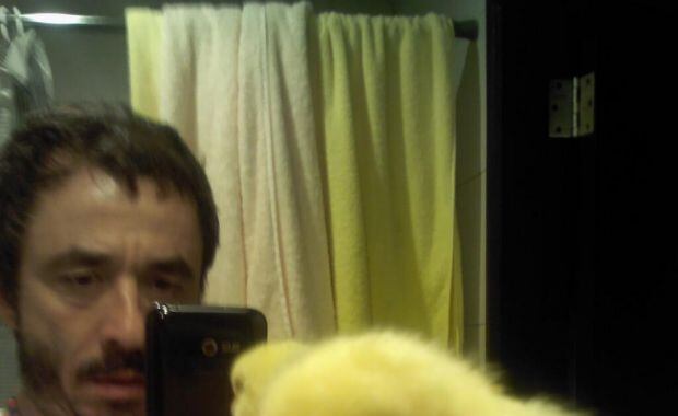 Pablo Granados y su pollito (Foto: Twitter).