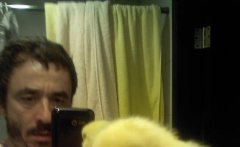 Pablo Granados y su pollito (Foto: Twitter).