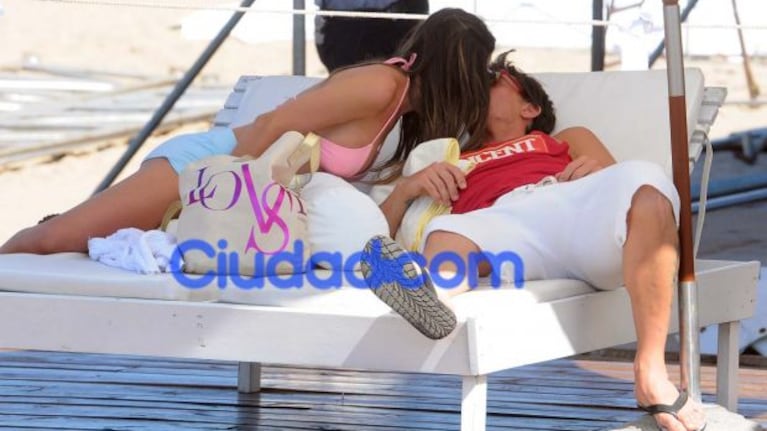 Pablo Mouche y Vitto Saravia, beso y amor en Punta del Este. (Foto: Ciudad.com)