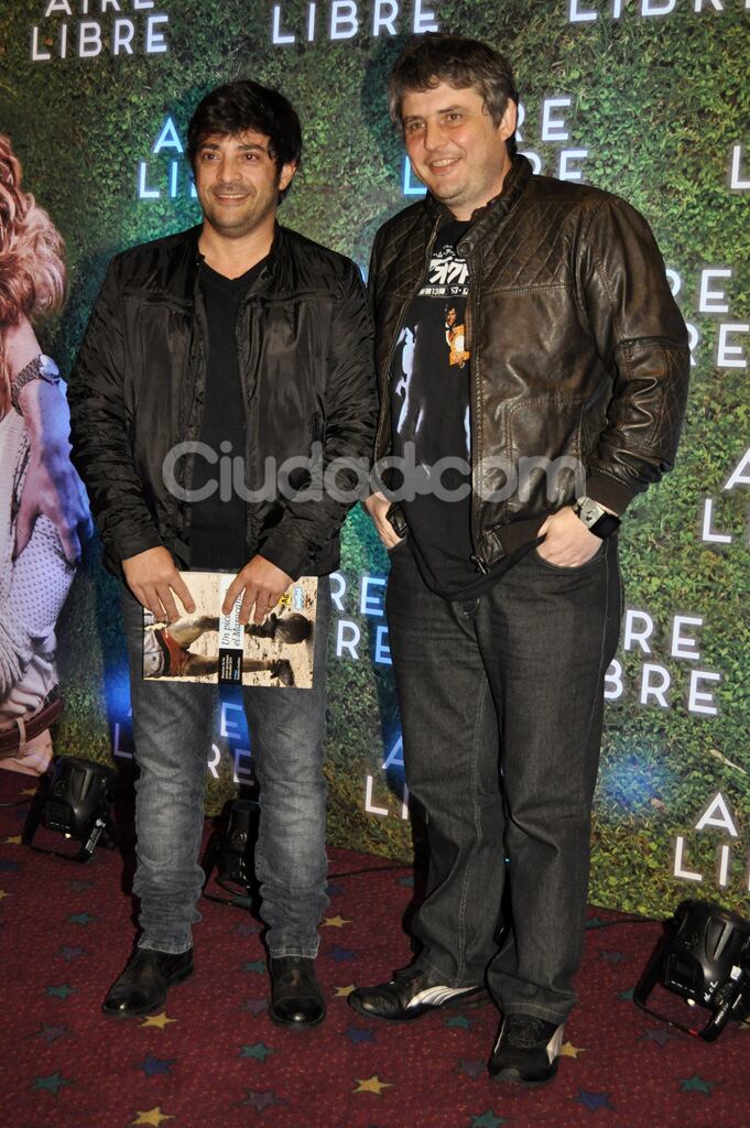 Pablo Rago y Gabriel Schultz, muy parecidos en sus looks con sendos jeans y camperas. (Foto: Jennifer Rubio-Ciudad.com)