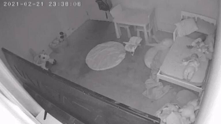 Padre graba el fenómeno paranormal sufrido por su hija: algo la arrastra debajo de su cama