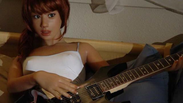 Pagó para que crearan una muñeca idéntica a su ex