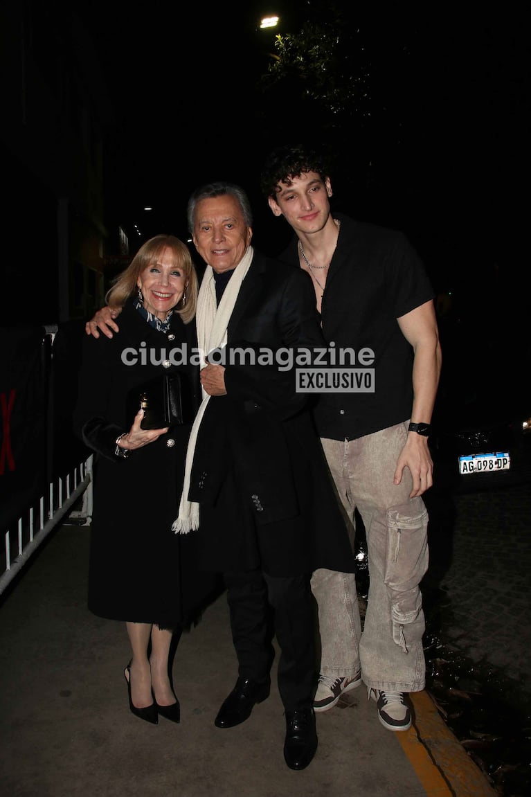 Palito Ortega y Evangelina Salazar y su nieto Bautista, hijo de Emanuel, en el estreno de En el Barro (Foto: Movilpress).