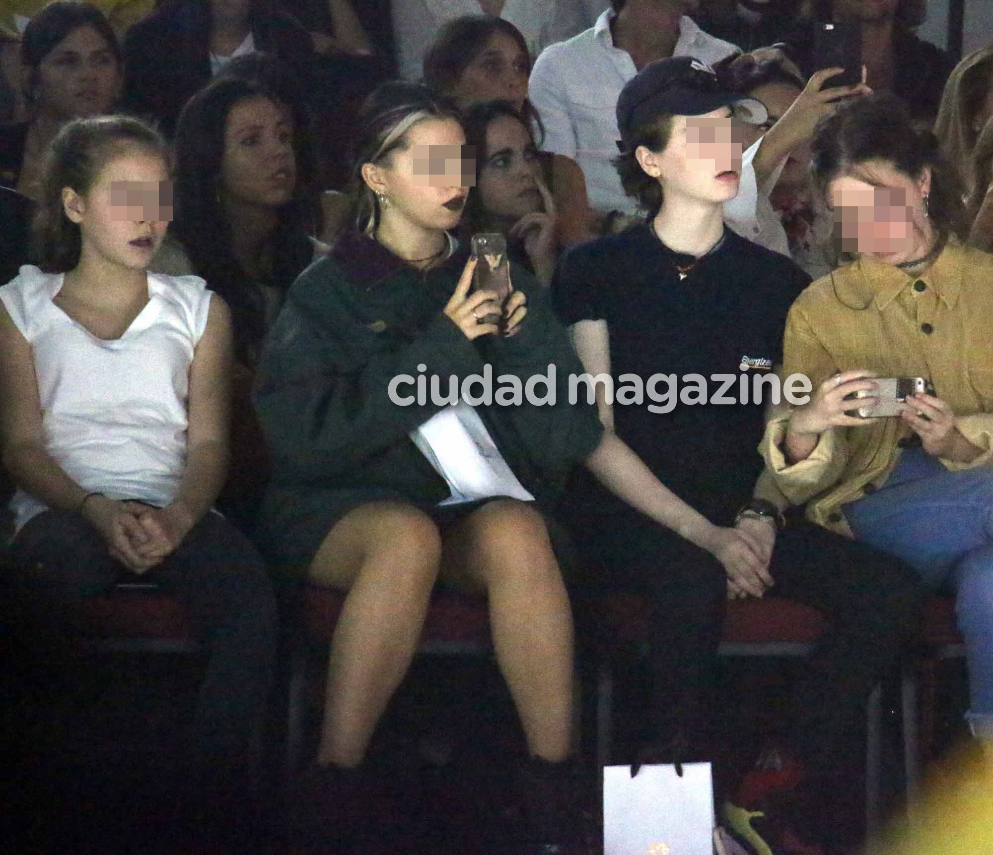 Paloma Ortega, espectadora de lujo en el desfile de su mamá (Movilpress)