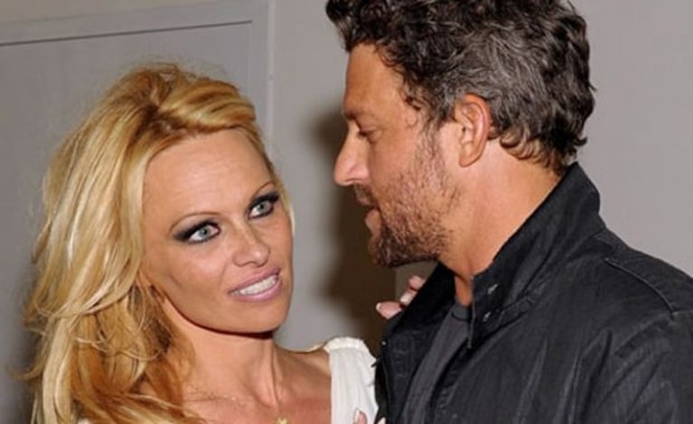 Pamela Anderson con su novio, John Rose. (Foto: Web)
