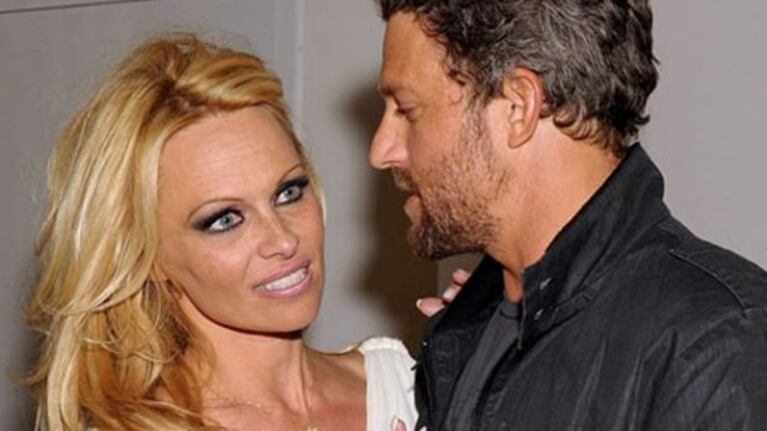 Pamela Anderson con su novio, John Rose. (Foto: Web)