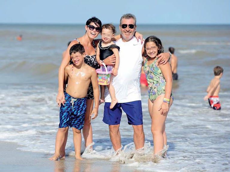 Pamela David y Daniel Vila, apasionados en el mar: mimos y juegos playeros con sus hijos  (Foto: Gente)