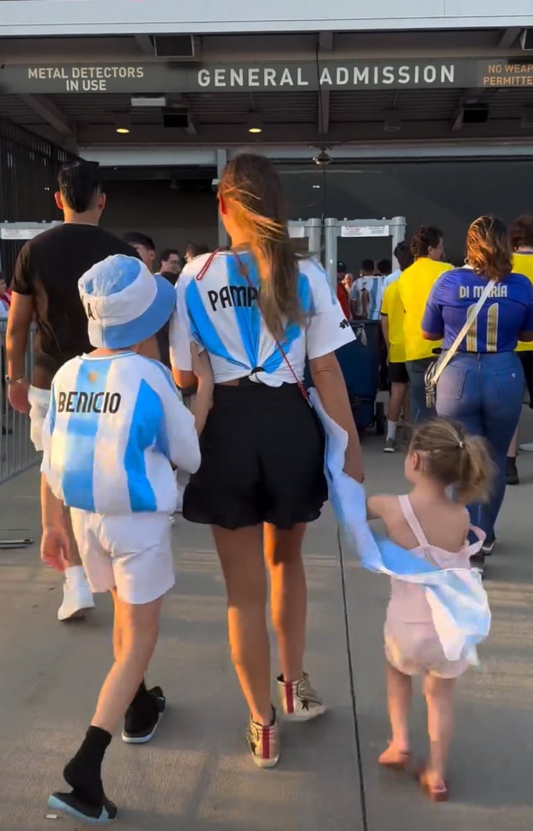 Pamita con Benicio y Ana dirigiéndose a ver el partido de Argentina contra Chile.