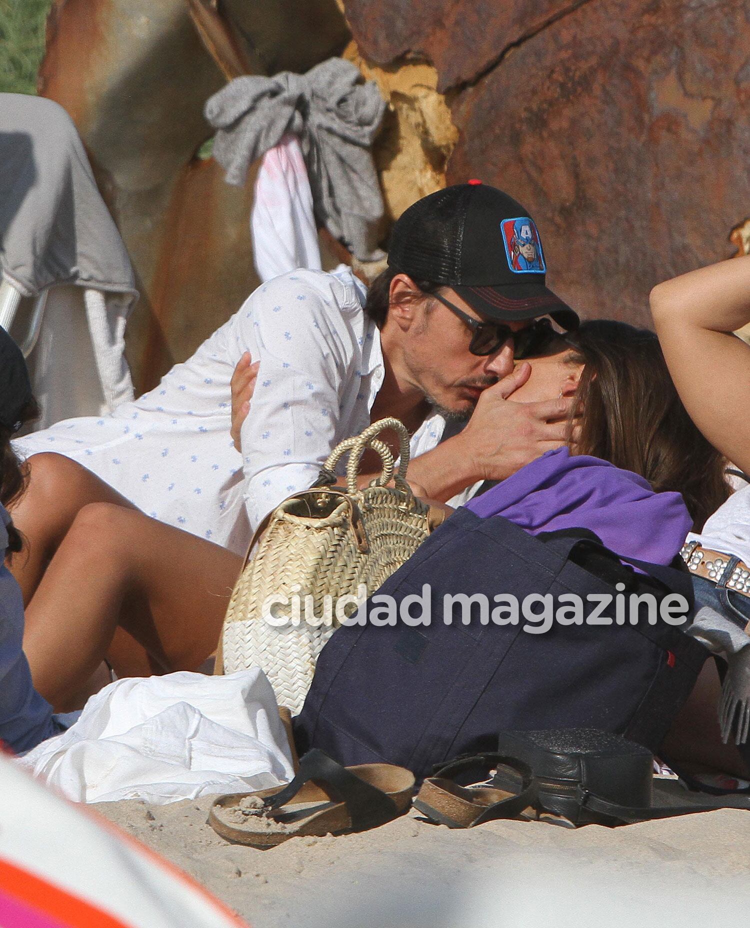 Pampita, a los besos con Roberto García Moritán en Punta del Este. (Foto: GM Press)