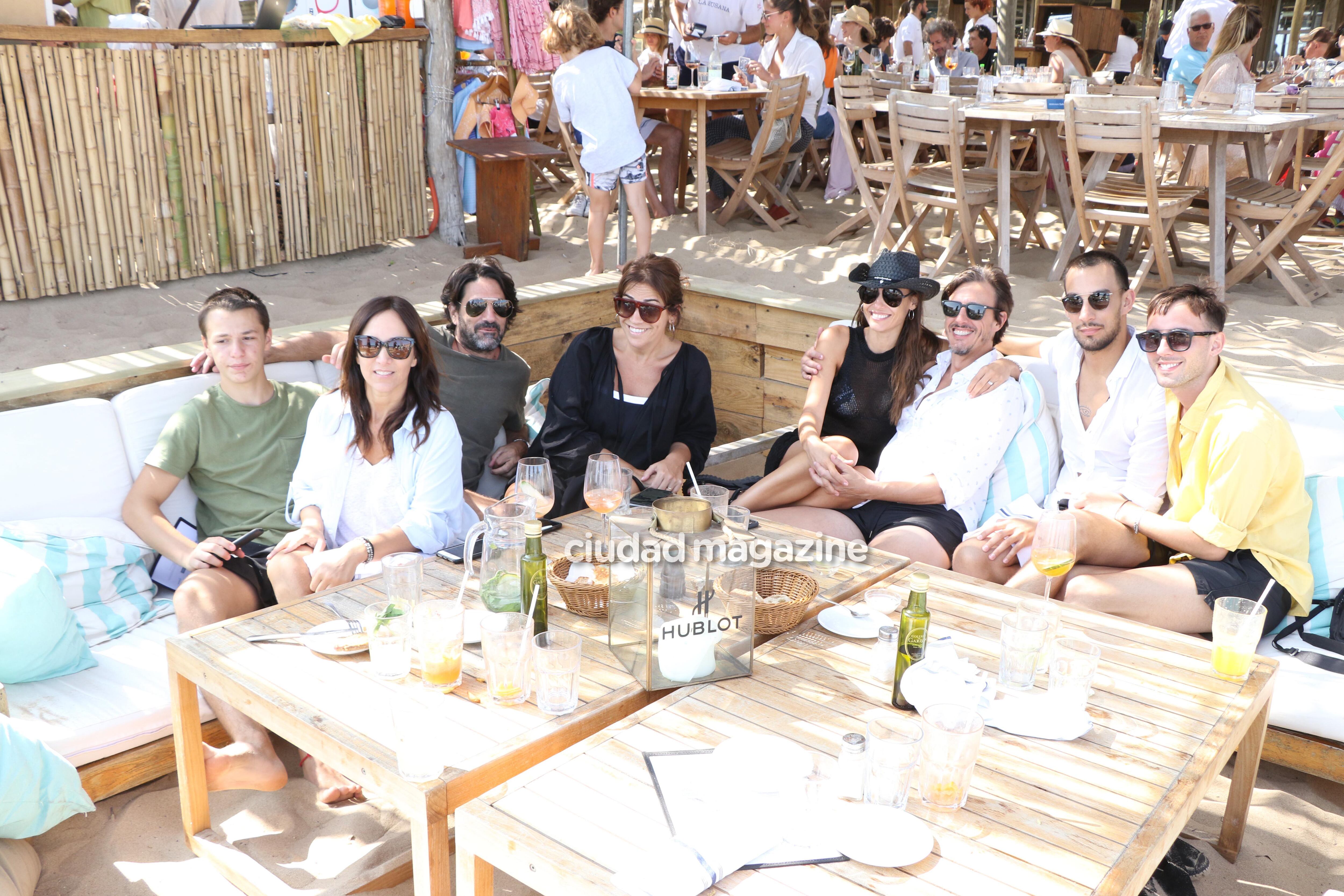 Pampita, a los besos con Roberto García Moritán en Punta del Este. (Foto: GM Press)