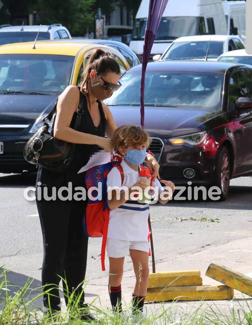Pampita acompañó a Benicio en su primer día de primer grado (Fotos: Movilpress).