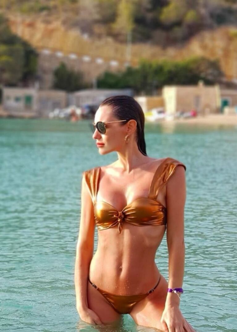 Pampita, bomba total en las playas de Ibiza: bikini, sol y relax sexy en el mar