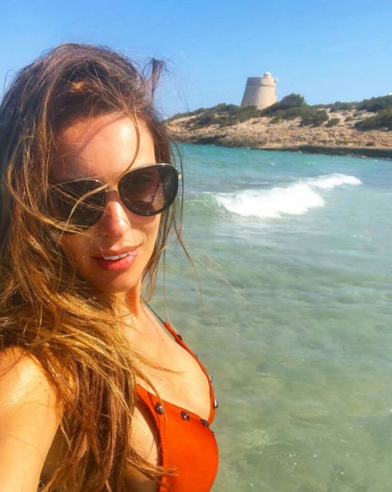 Pampita, bomba total en las playas de Ibiza: bikini, sol y relax sexy en el mar