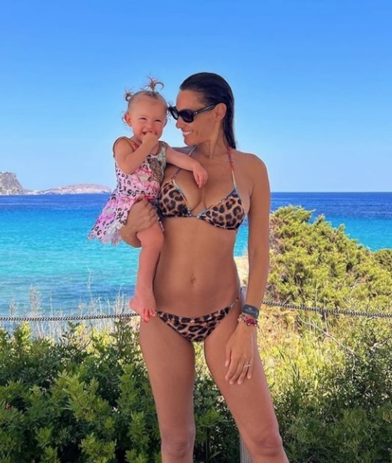 Pampita compartió las fotos de sus increíbles vacaciones en Ibiza con su familia y amigos 