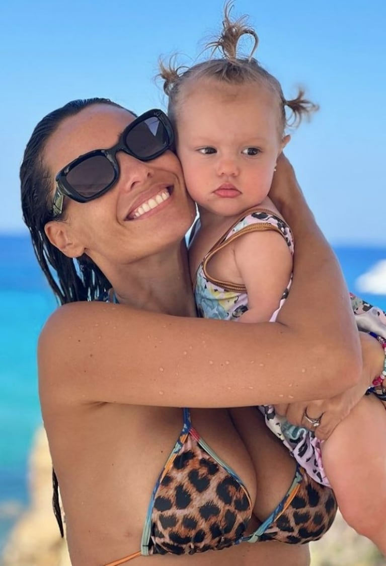 Pampita compartió las fotos de sus increíbles vacaciones en Ibiza con su familia y amigos 