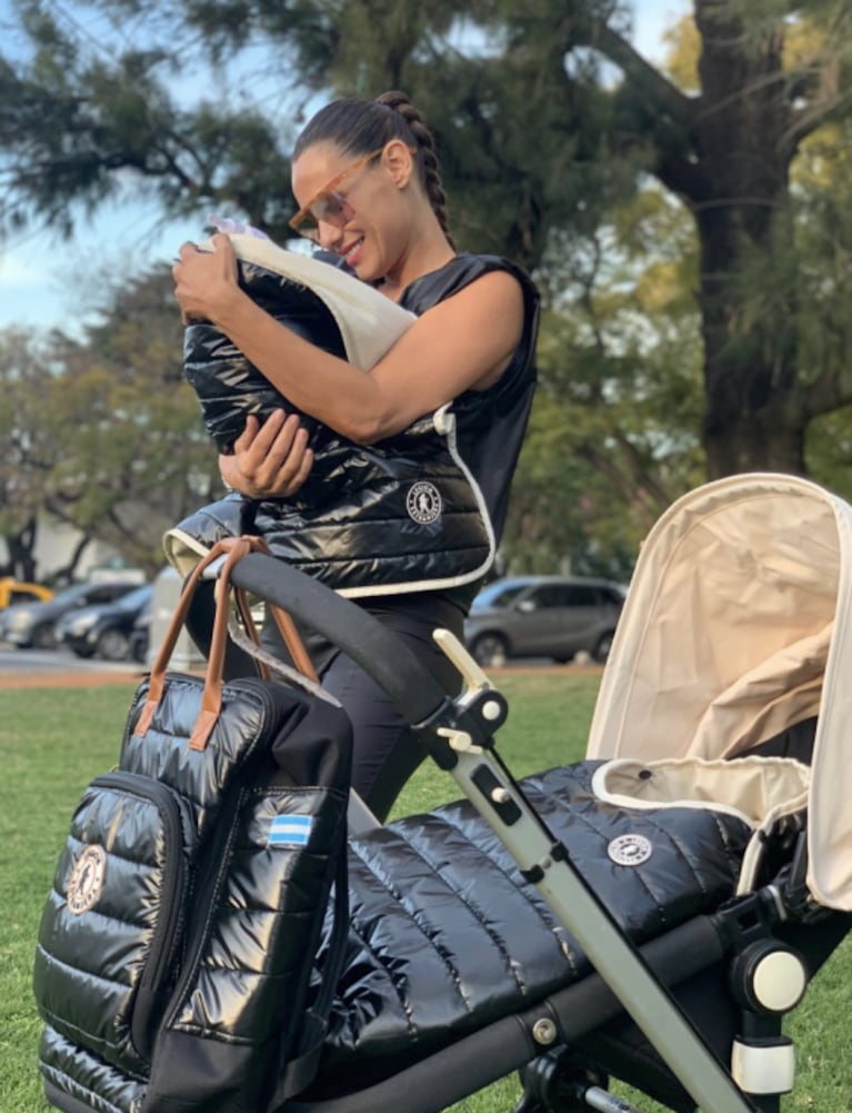 Pampita compartió tiernas postales de una tarde a puro relax con su beba: "Disfrutando del sol con Anita"