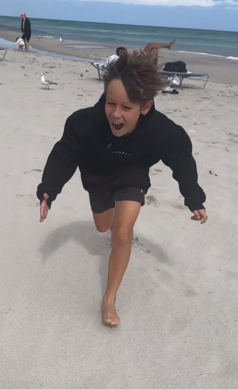 Pampita compartió un emotivo video de sus hijos jugando juntos en las playas de Miami: “Camino hacia el sol”