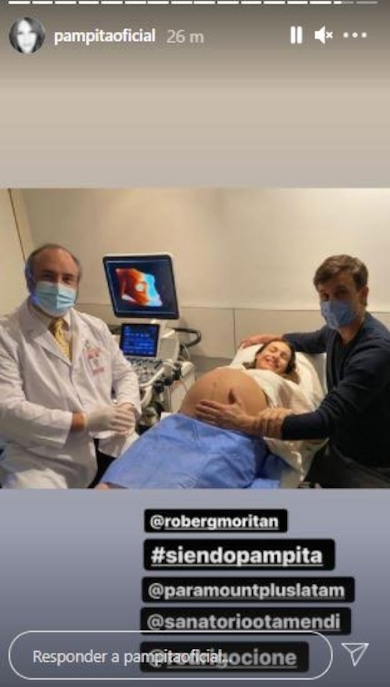 Pampita compartió una foto de la intimidad de una de sus últimas ecografías a horas de su parto