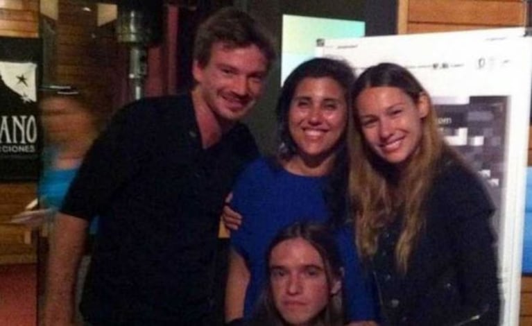 Pampita, con amigos en su reaparición pública, en noviembre. (Foto: Twitter @aballestrazzi)