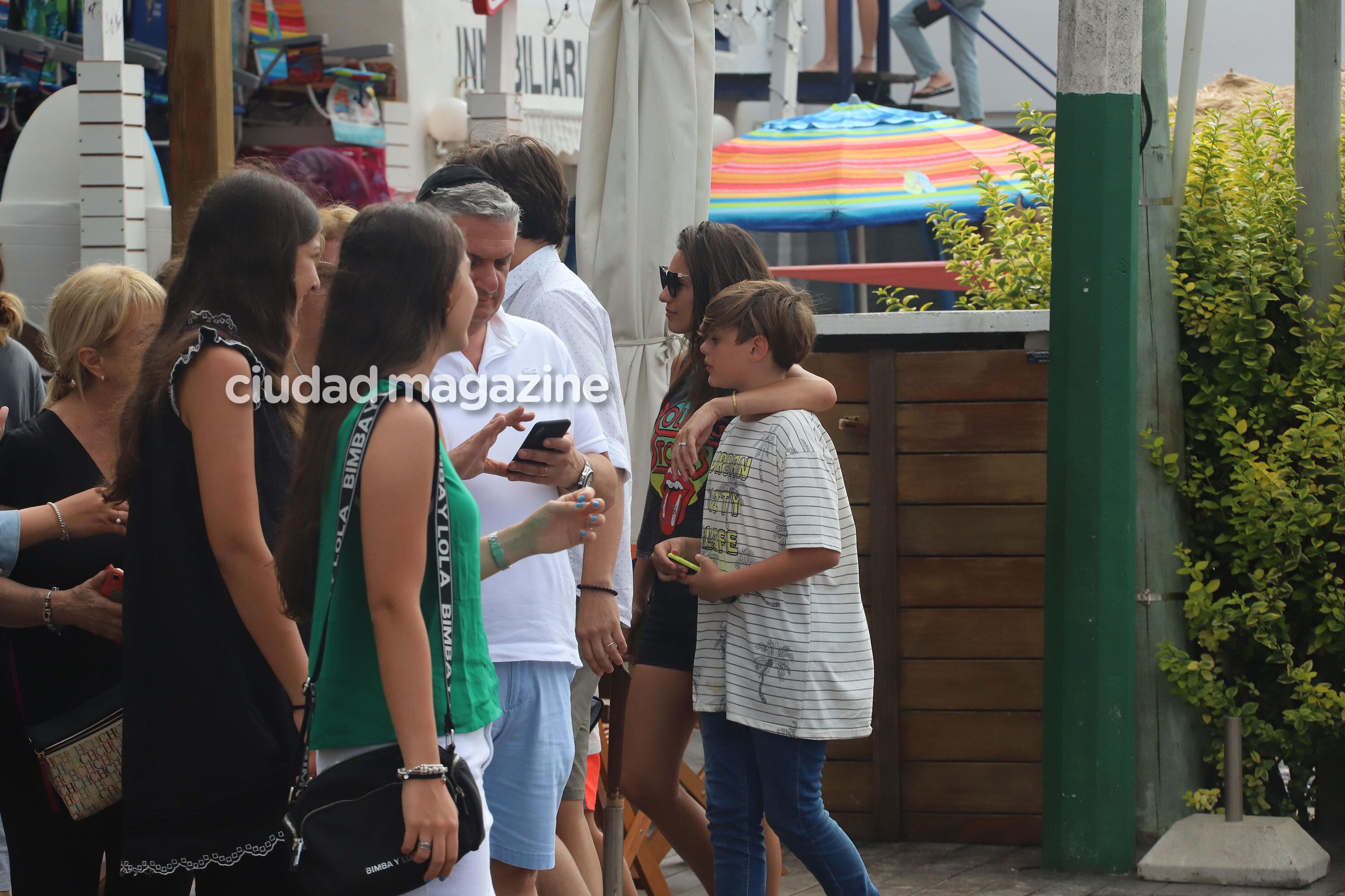Pampita con Beltrán en Punta del Este. (Foto: GMPress)