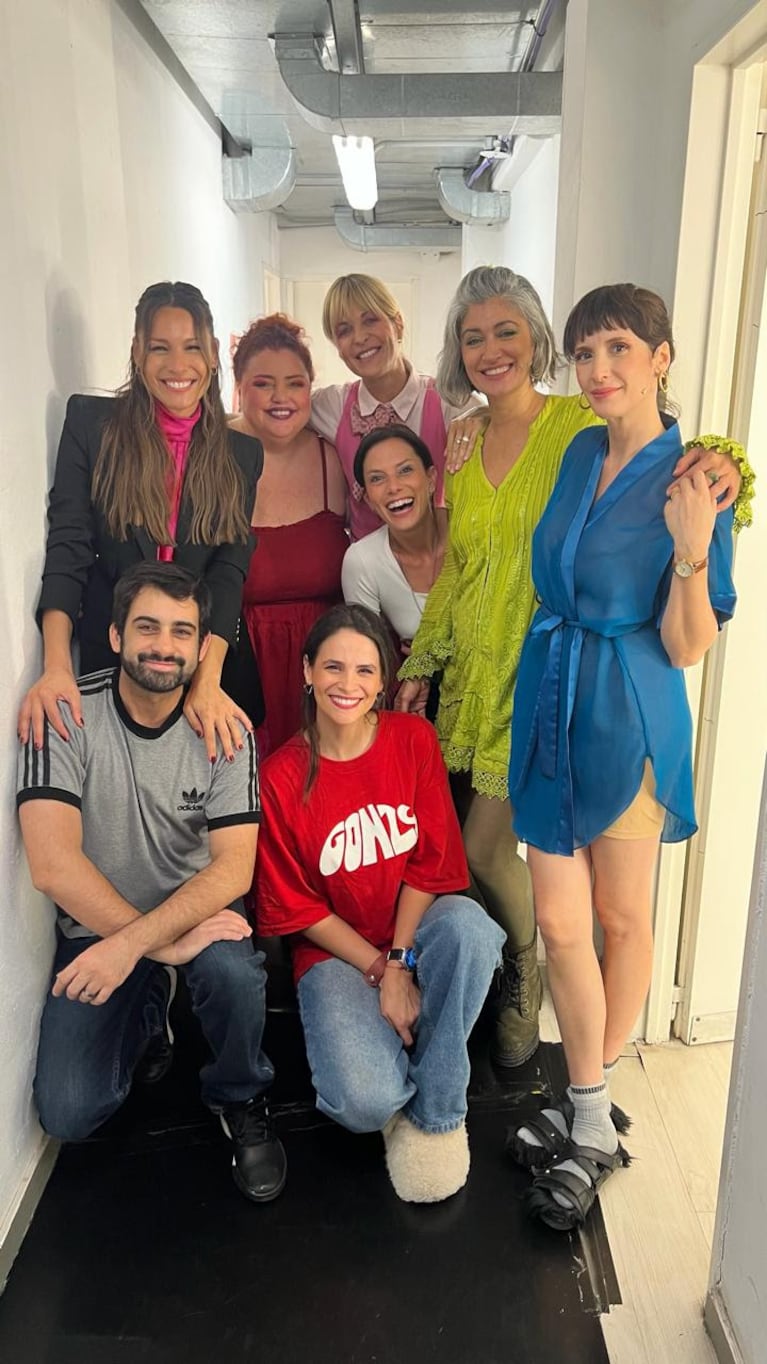 Pampita con el elenco de "El chat de mamis". Foto: prensa