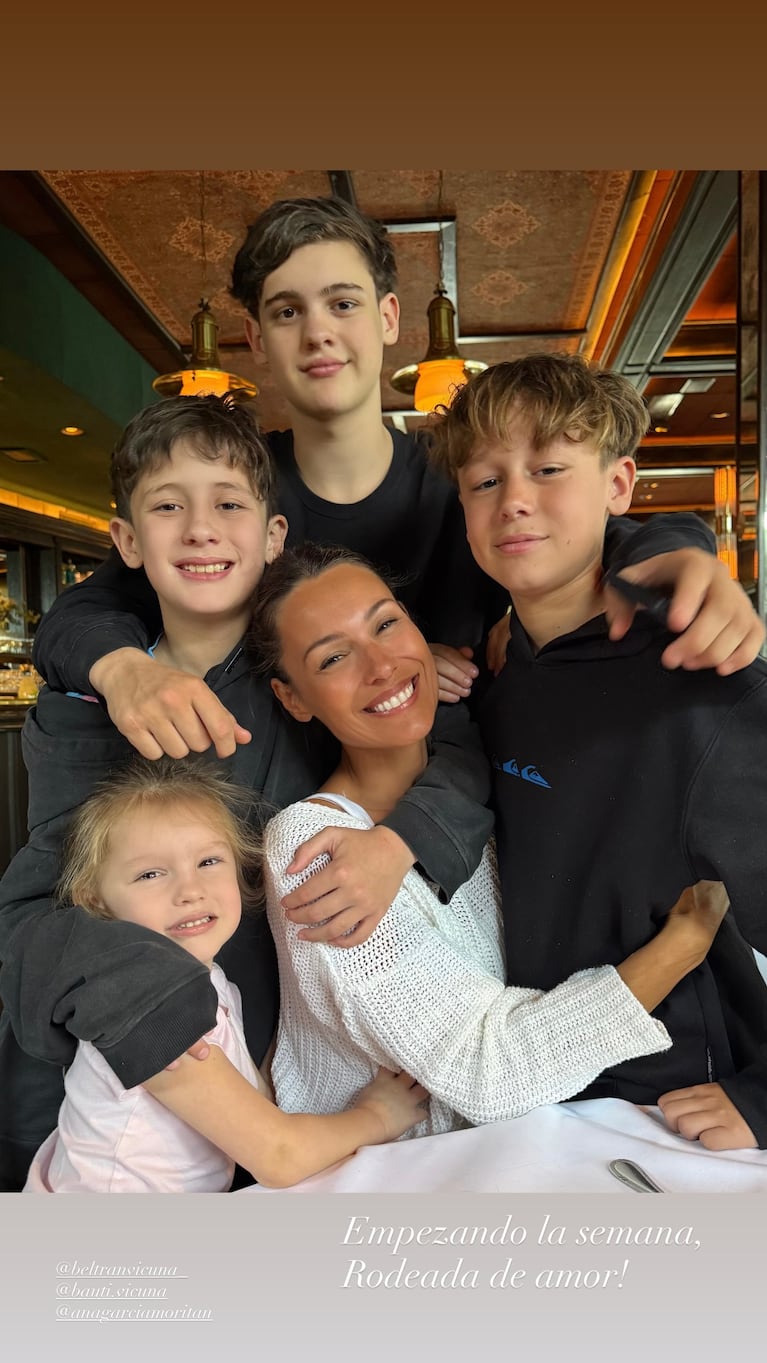 Pampita con sus hijos. (Foto: @pampitaoficial)