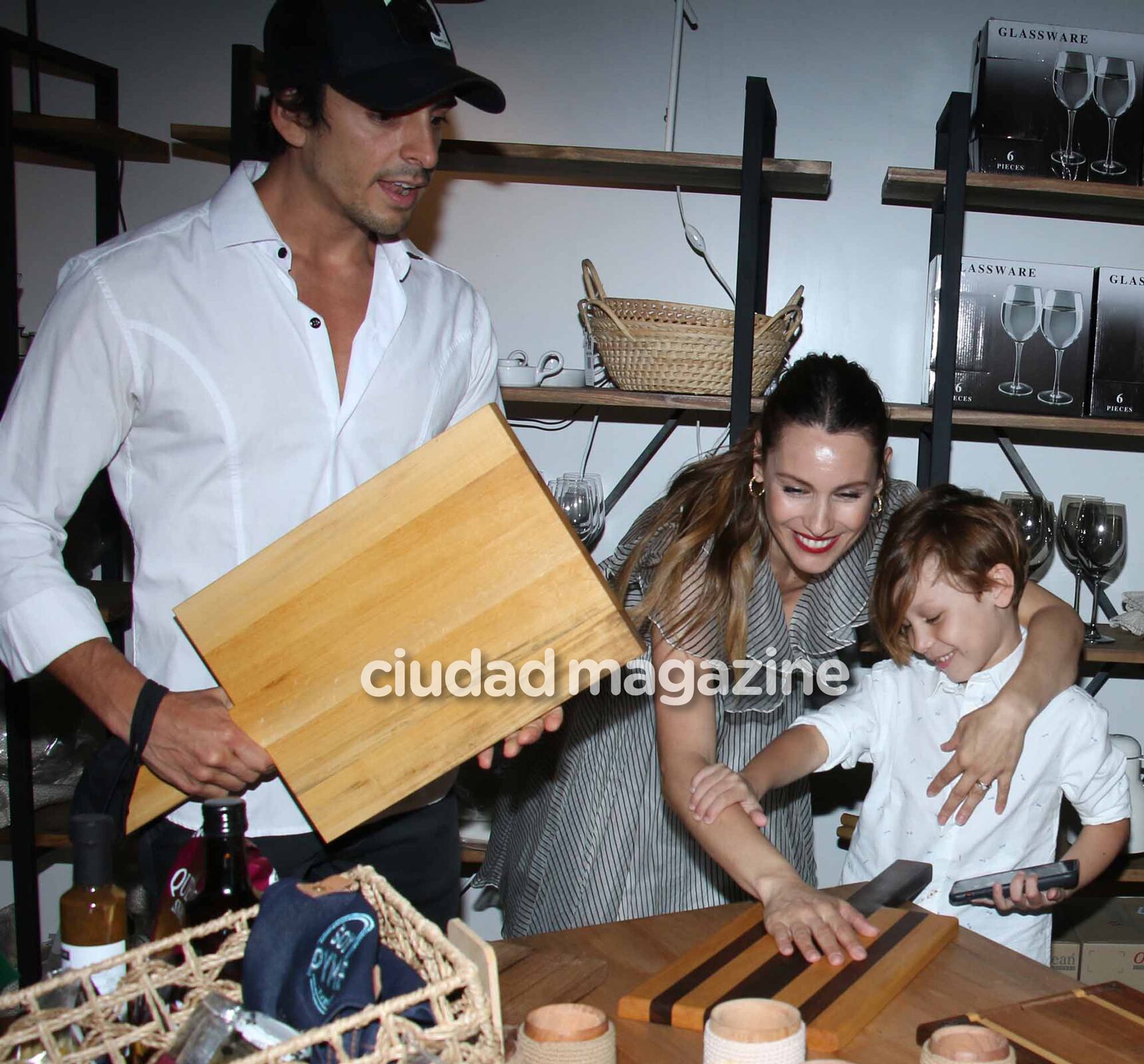 Pampita cumplió un nuevo sueño laboral y su familia la acompañó (Foto: Movilpress)