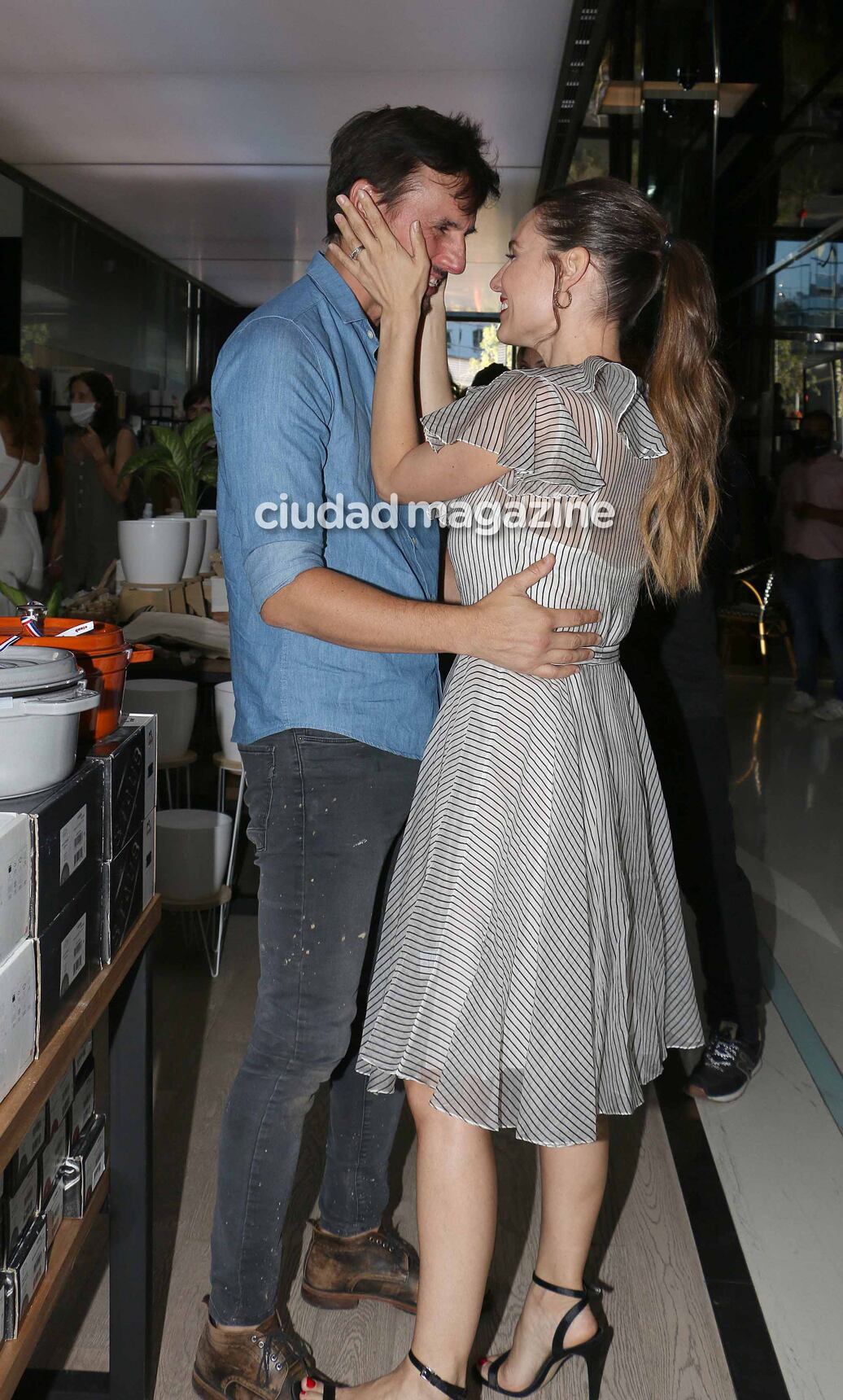 Pampita cumplió un nuevo sueño laboral y su familia la acompañó (Foto: Movilpress)