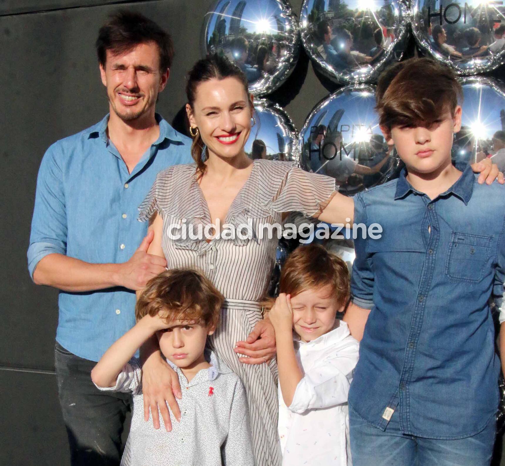 Pampita cumplió un nuevo sueño laboral y su familia la acompañó (Foto: Movilpress)