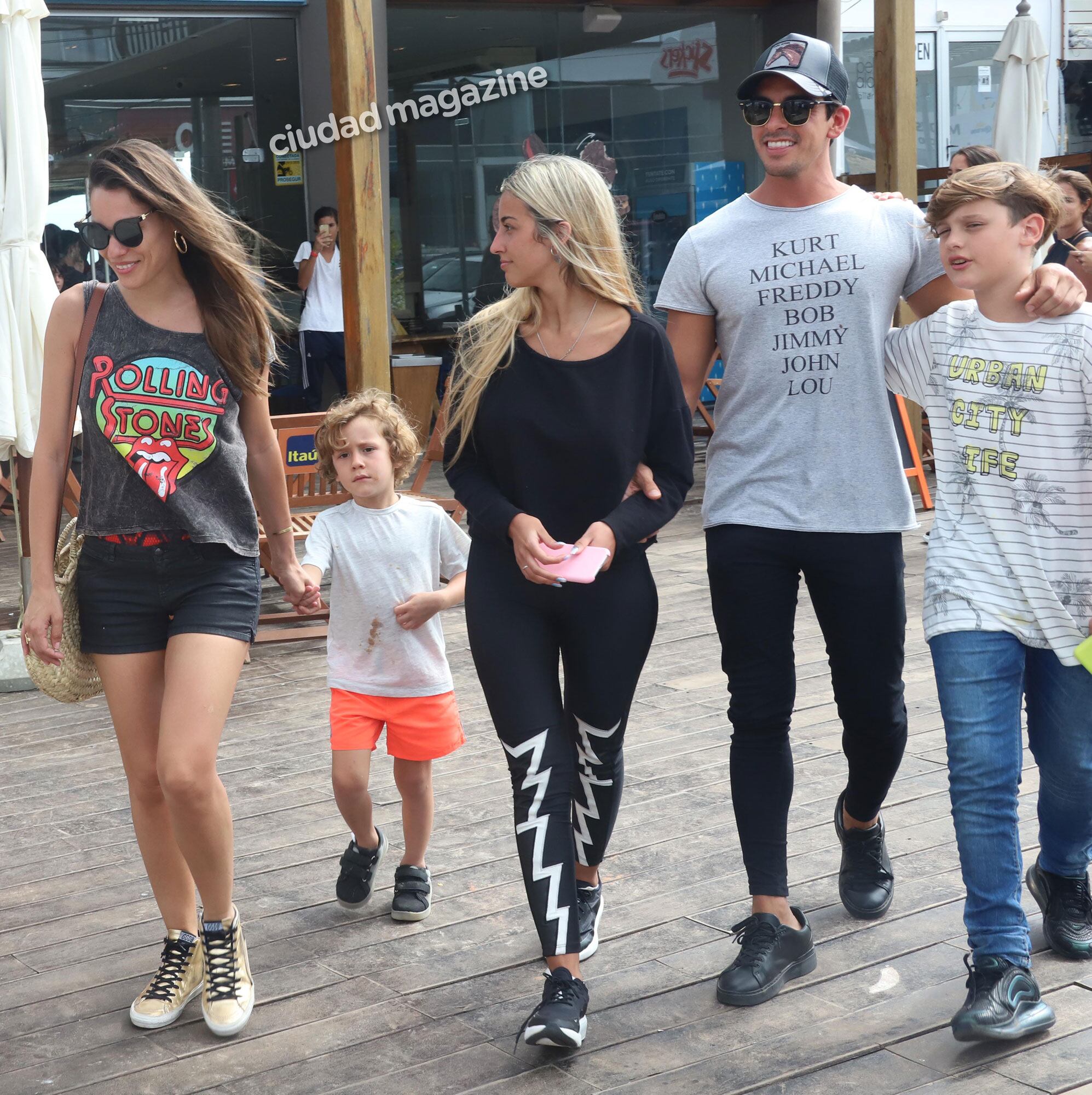 Pampita de la mano de Benicio, y Guillermo Ardohain junto a su nueva novia y abrazado a Beltrán. (Foto: GMPress)