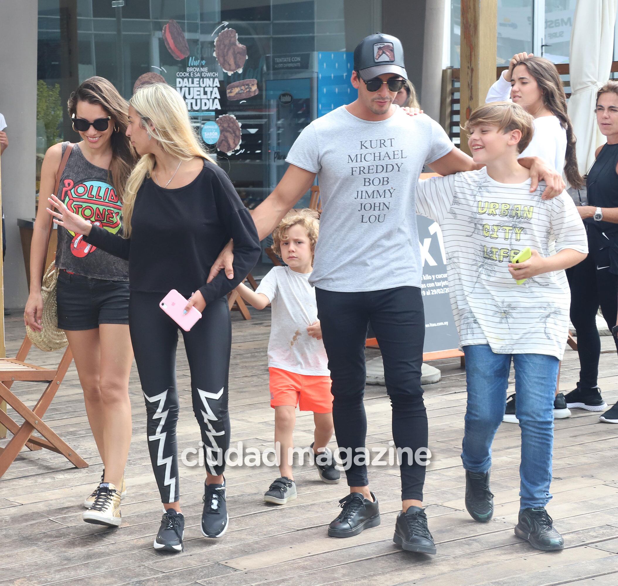 Pampita de la mano de Benicio, y Guillermo Ardohain junto a su nueva novia y abrazado a Beltrán. (Foto: GMPress)