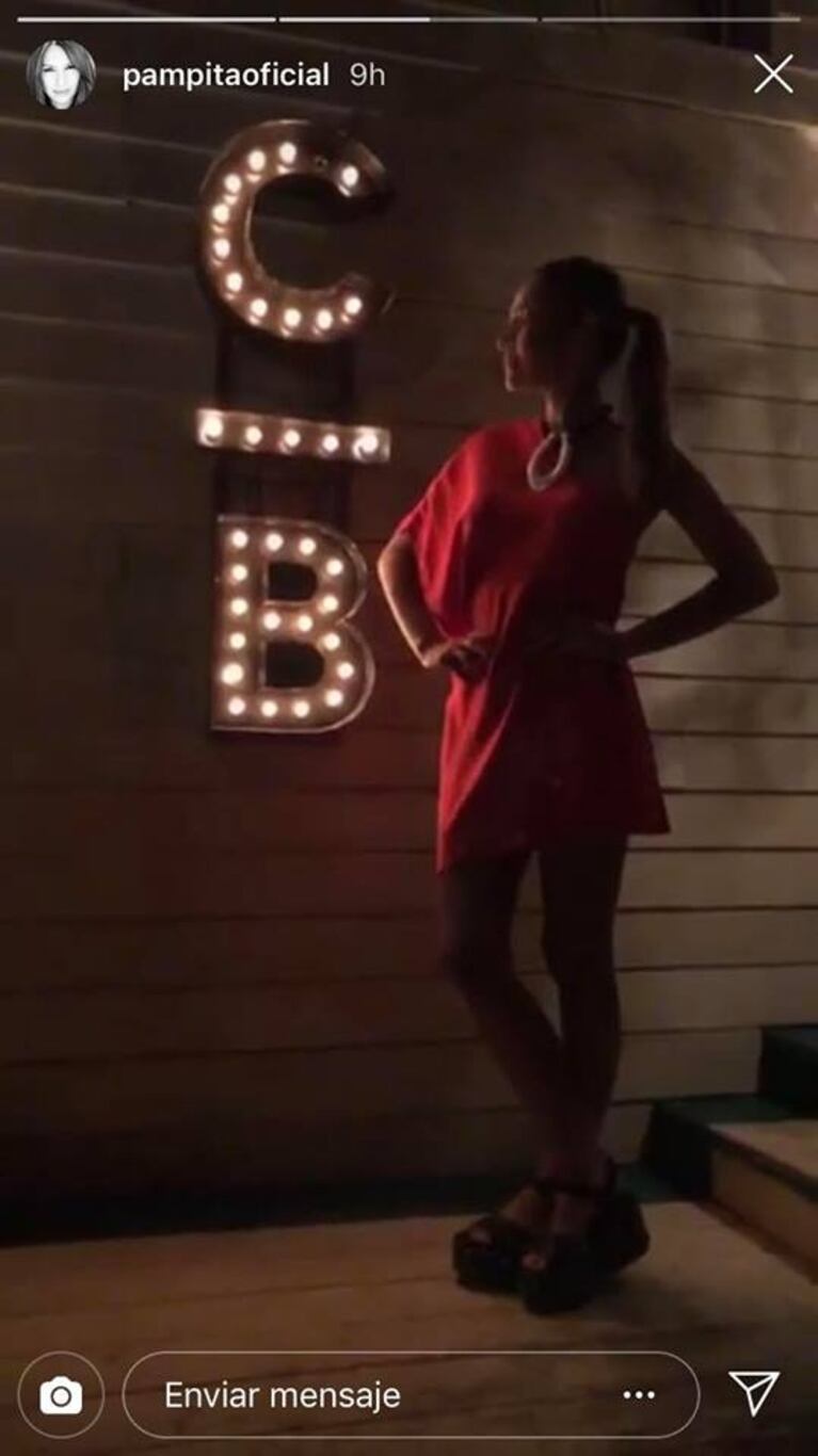 Pampita deslumbró a sus seguidores con un look súper cool en Punta del Este