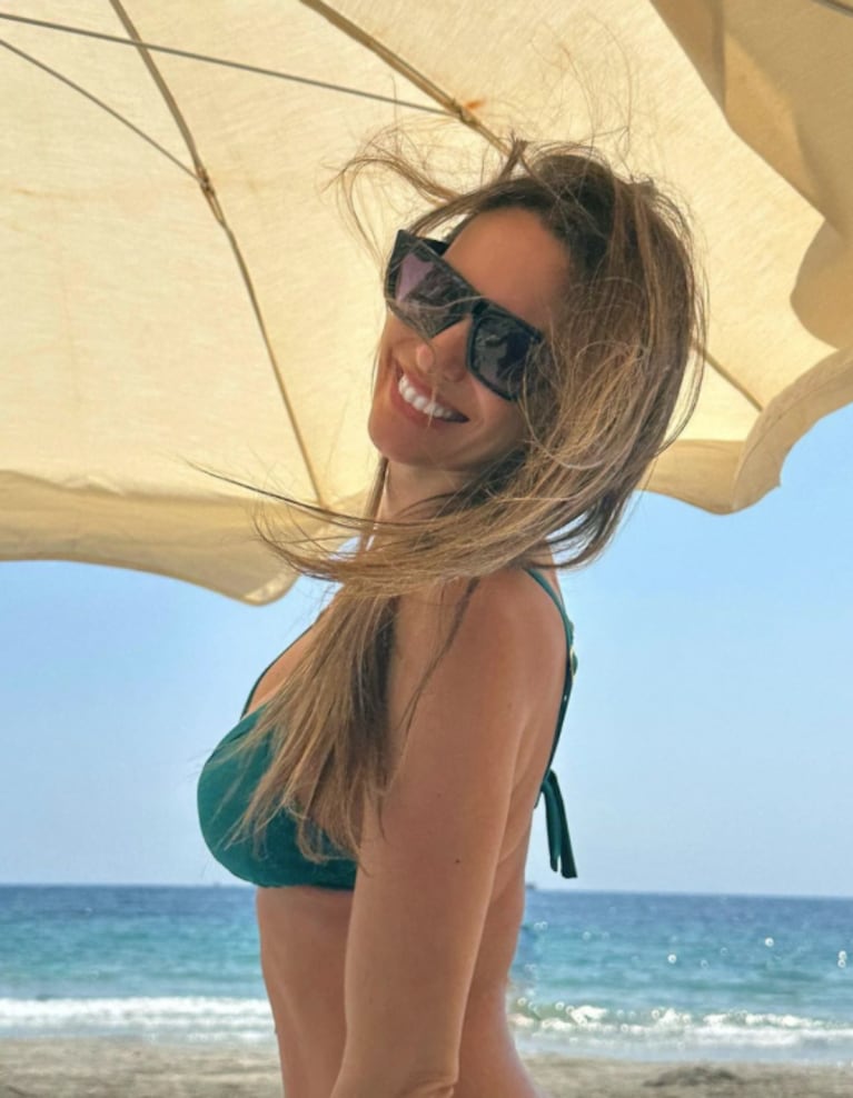 Pampita deslumbró con sus looks en Ibiza: microbikini verde y mini vestido plateado