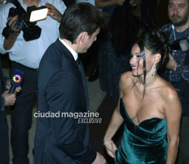Pampita deslumbró con un look glamoroso junto Roberto García Moritán en una gala: vestido de terciopelo y escote corazón