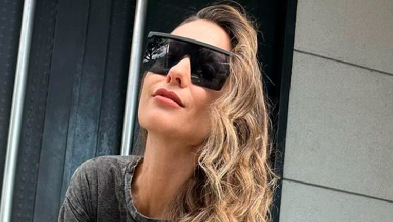 Pampita deslumbró con un look urbano súper colorido: gafas negras, prendas oversized e impactantes botas.