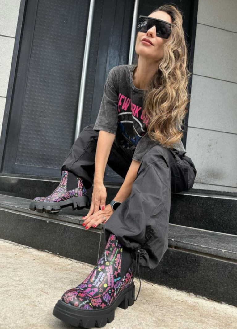 Pampita deslumbró con un look urbano súper colorido: gafas negras, prendas oversized y botas estampadas