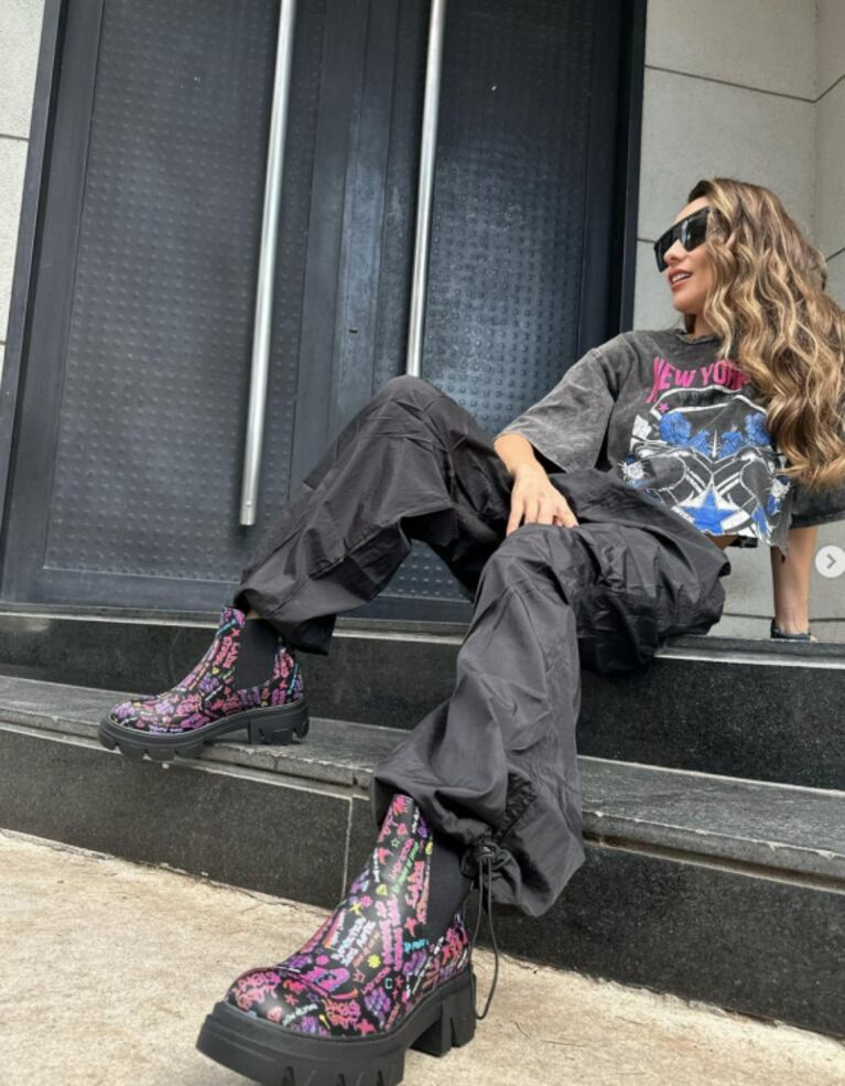 Pampita deslumbró con un look urbano súper colorido: gafas negras, prendas oversized y botas estampadas