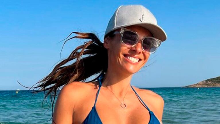 Pampita deslumbró con una secuencia de fotos luciendo una bikini azul metalizada.