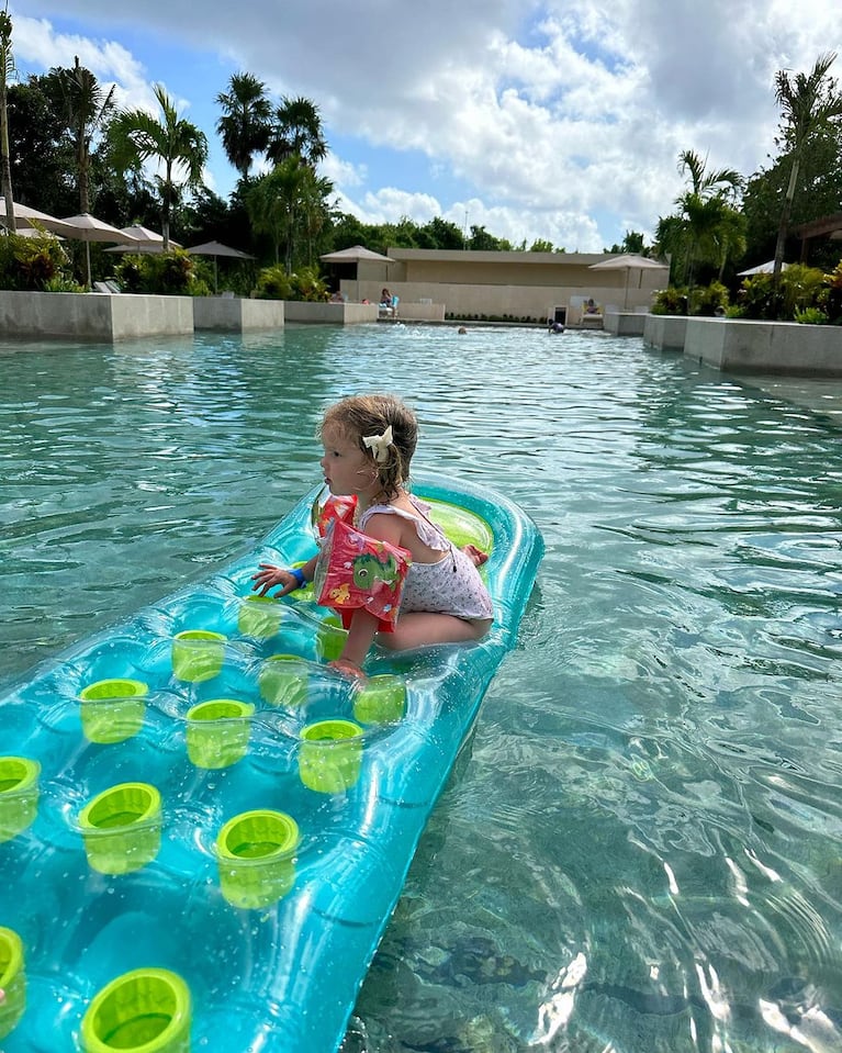 Pampita disfruta de las vacaciones con sus hijos en Cancún a días de cumplir 46 años